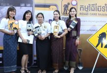 ក្រសួងដាក់ឲ្យប្រើប្រាស់កម្មវិធីថែទាំផ្លូវ Road Care Mobile App អ្នកចូលរួមពិធីសម្ពោធកម្មវិធីថែទាំផ្លូវ Road Care Mobile App ថតរូបអនុស្សាវរីយ៍នៅថ្ងៃទី១៣ ខែធ្នូ ឆ្នាំ២០១៨។ Photo/MPWT